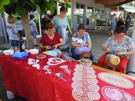 Predstavile so se pred Kmetijsko zadrugo tudi klekljarice skupine Lastovke